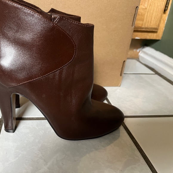 Booties size 5 1/2 M. - Picture 2 of 6